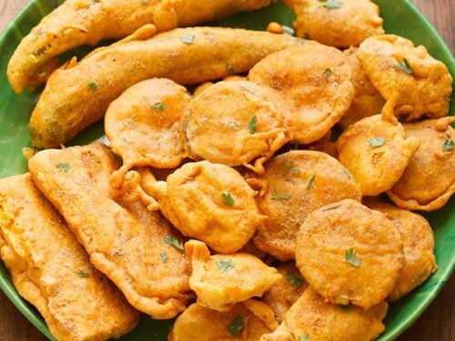 Mix bhajiya on a plate.