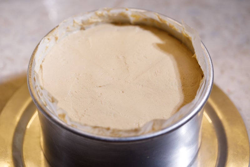 Evenly layered biscoff cheesecake filling in pan.