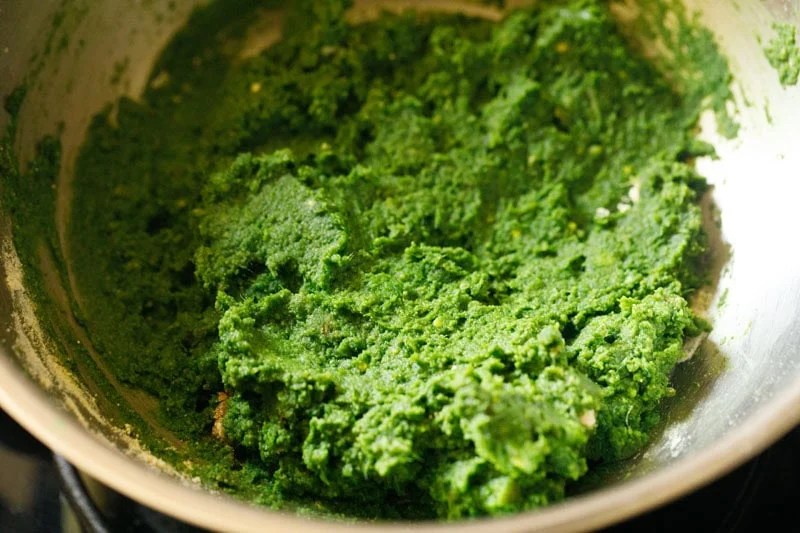 Mixed spinach puree and roasted besan.